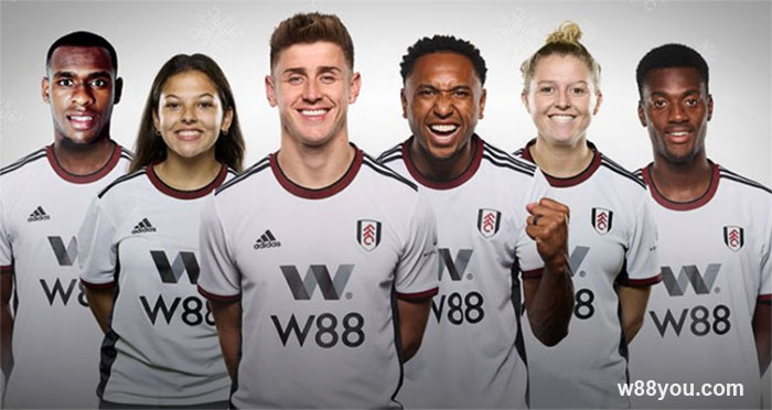 Thương hiệu W88 được tin trên áo Fulham